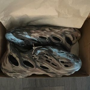 YEEZY FOAM RUNNER MX CINDER